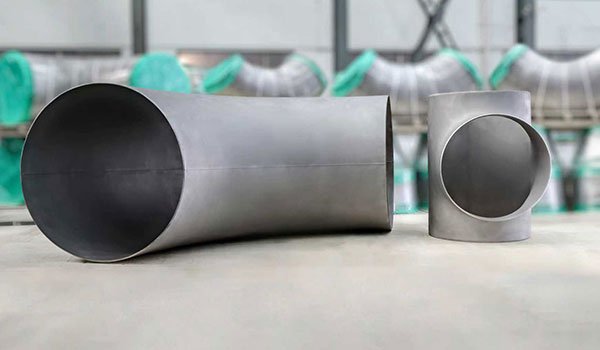 Aké sú rozdiely medzi kovanými a odlievanými kolenami so závitom 90 stupňov?