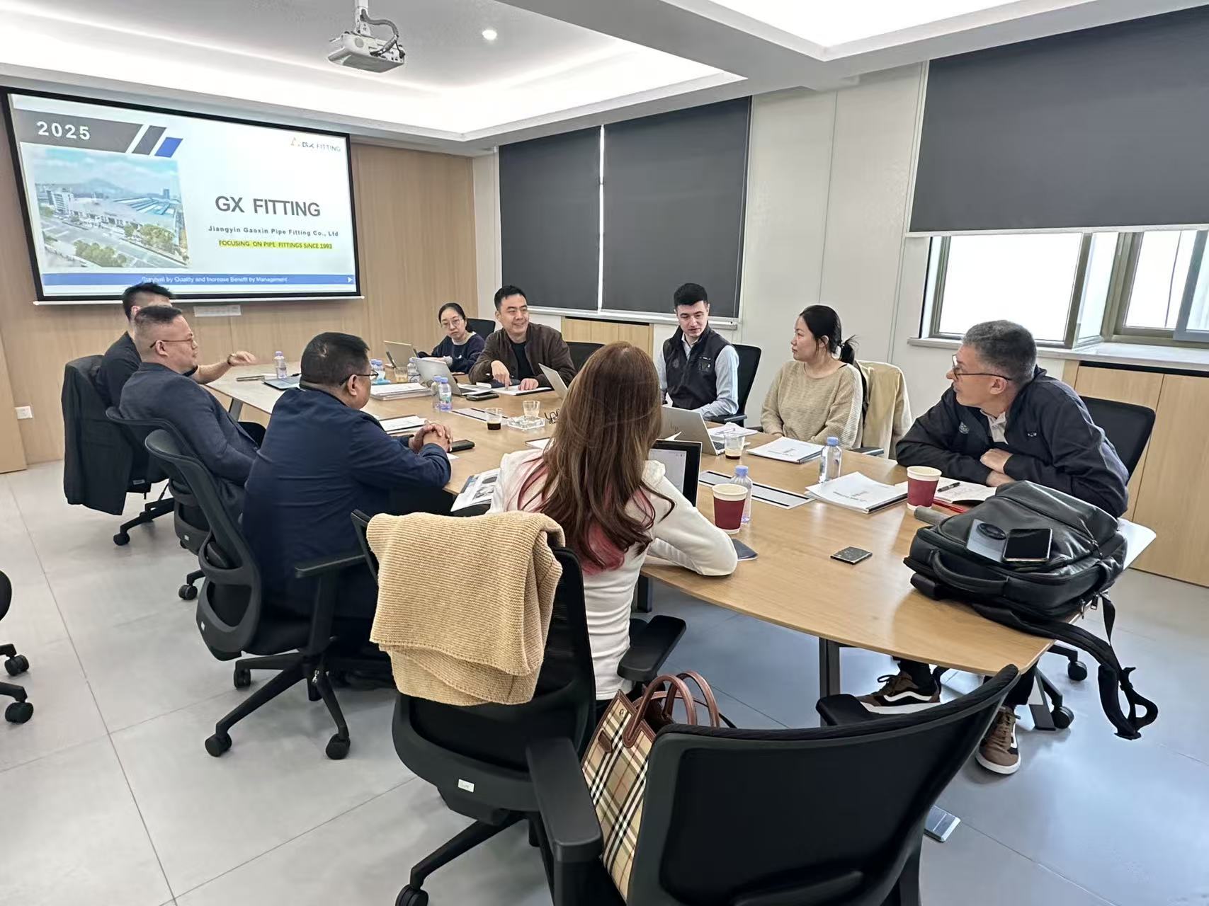 Delegácia zákazníkov navštevuje našu továreň za účelom technickej výmeny a spolupráce