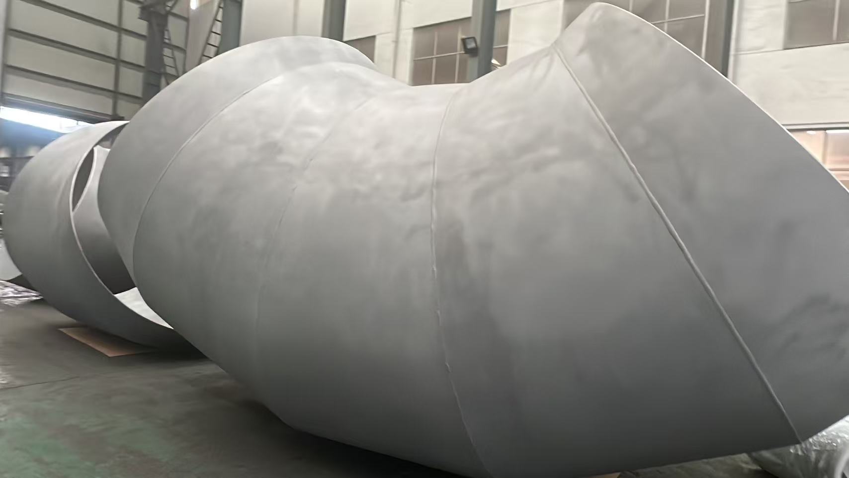 90-stupňové koleno DN2438×8 úspešne vyrobené